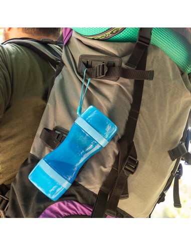Botella con depósito de agua y comida para...