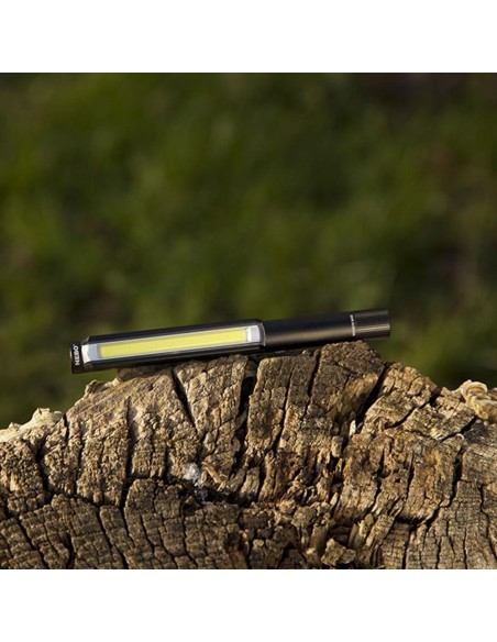 Linterna lil larry. base magnética clip. por la compra de 18 unidades un expositor de regalo