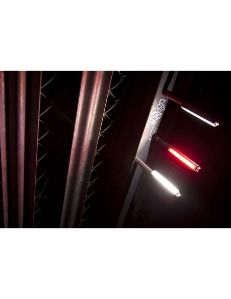 Linterna lil larry. base magnética clip. por la compra de 18 unidades un expositor de regalo