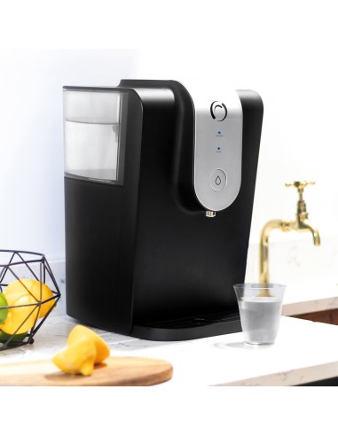 Dispositivo que filtra y enfría el agua del...